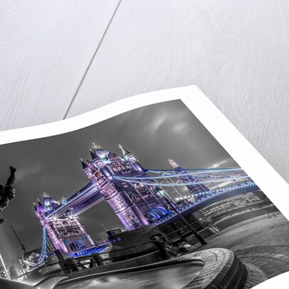 Fountian at tower bridge by Assaf Frank